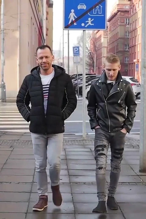 Daddyontwink sapık üvey baba Dave London Oliver Morgenson'a büyük yarağına biniyor