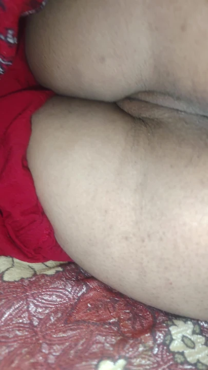 Güzel evli kadın ateşli bebek yatağa geliyor ve büyük götle eğleniyor | Klip 1