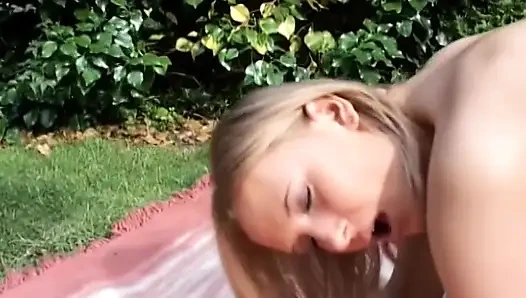 Komşunun kızı tarafından bahçede parmaklanıyor