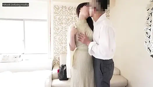 Öğle vakti baştan çıkarma: Gür basılmış bir güzellik gizli bir gün ortası kaçışında derinden alınıyor