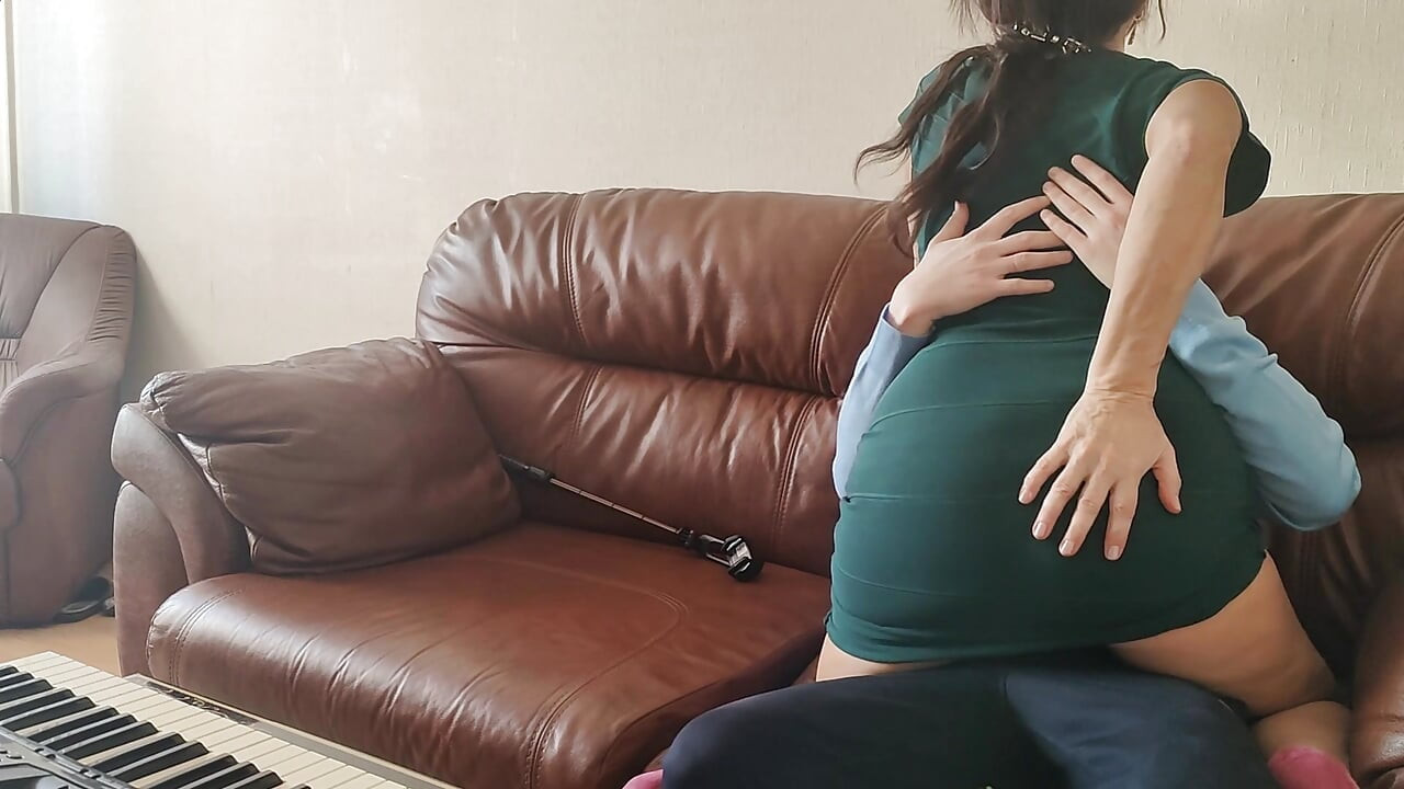 Genç bir koca ve güzel olgun evli kadın arasında müzik için ön sevişme