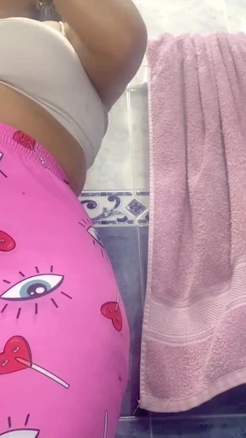 Эмоциональный момент из "ОГРОМНАЯ ЗАДНИЦА ЛАТИНСКОЙ ЖЕНЩИНЫ С БОЛЬШОЙ ЗАДНИЦЕЙ ЗАСТУКАЛА"