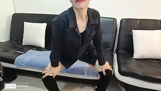 Ceketimin altında ne giydiğimi görmek istiyorsun