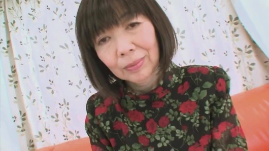 Asyalı orta yaşlı seksi kadın büyük bir yarağın tadını çıkarıyor