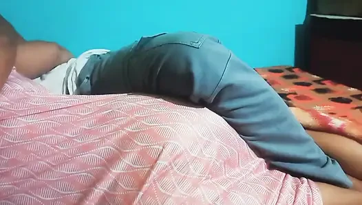 Hintli kadın erkek arkadaşıyla romantizm yaşıyor