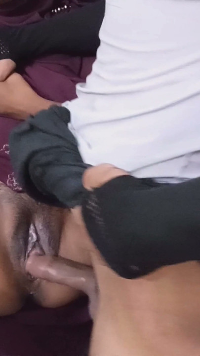Genç Müslüman Başörtülü Baldız Bhai Jaan'ı baştan çıkarıp onu sertçe sikmeye ve güzel yüzüne boşalmaya ikna etti. Küçük bir kız gibi inledi | Klip 2