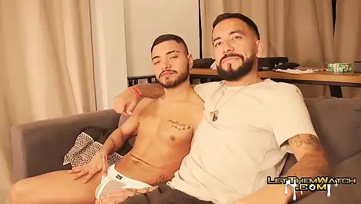 Dövmeli asılı latin juven minik ikiz sikini prezervatifsiz büyük yarakla sikiyor