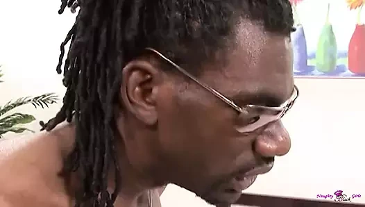 Kadın ıslak amına vurmadan önce büyük siyah yarağını gırtlağına kadar soktu