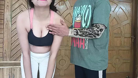 Genç kız kişisel antrenörü için soyunuyor ve seksi öğrenciyle sabah yoga dersinde yarağını emiyor