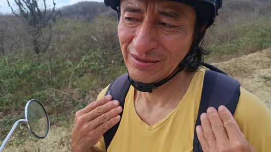 Yalnız bir yolda büyük memeli, düzgün vücutlu üvey anneyle açık havada seks