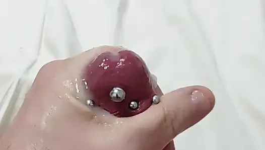 Pirsingli yarak oyuncakla boşalıyor