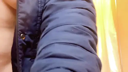Hana Mutfakta Yemek Pişiriyor, Sonra Tuvalete Işemesi Gerekiyor