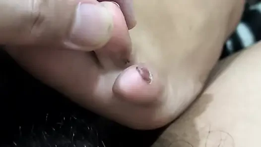 Acoletteyyy'nin ayakkabı ve çoraplardan taze çıplak ayakları onu sert boşalttı sonra gıdıklıyor ve orgazm sonrası yarak kafasını okşuyor
