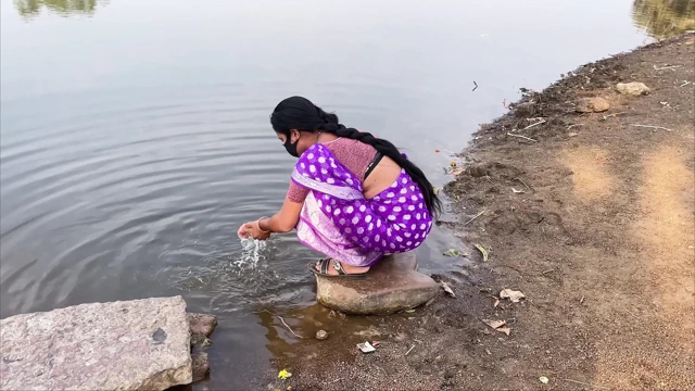 Desi gaon ki güzel yenge açık havada özel seks tam Hintçe ses Hintli ateşli aşk çift ormanda mms video