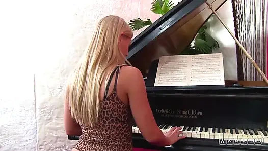Sarışın piyano dersinden sonra sikişmeye hazır