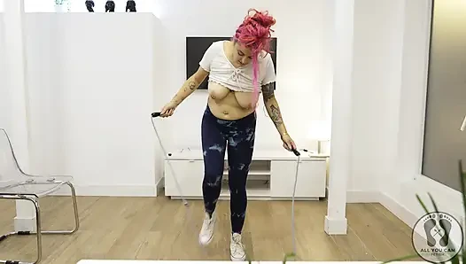 Yoga eğitimi ısınma zıplıyor jacks ip atlıyor büyük memeler