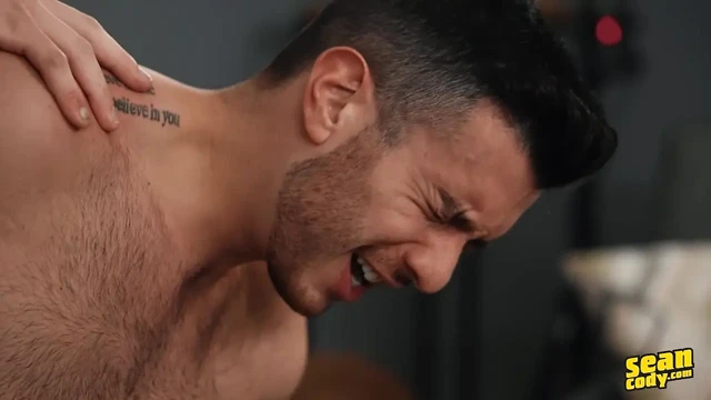 Sean Cody - Clyde ve Manny sert sikişmeden önce şaplak ve yaramaz liman oyunuyla birbirleriyle azdırıyor