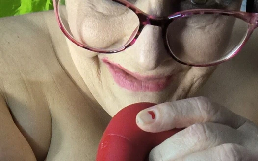 Büyük kırmızı n sakso çekiyor ve yatakta çok sert boşalıyor