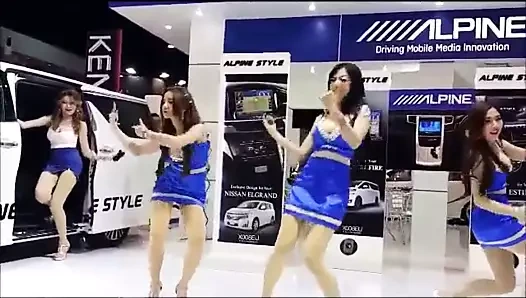 (çıplak olmayan) pad thai'de bir şey var