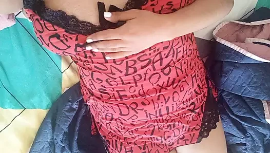 Otelde günün ilk müşterisini bekleyen fahişe ve onunla sikişmeden önce azıyor