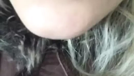 minyon sarışın sürtük yalama dudaklar ve alay ile ağız