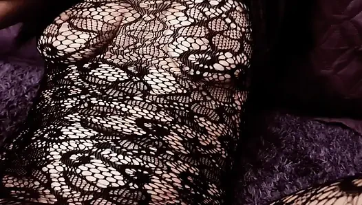 Büyük şişman dildo ile olgun ve seksi kadın mastürbasyon yapıyor