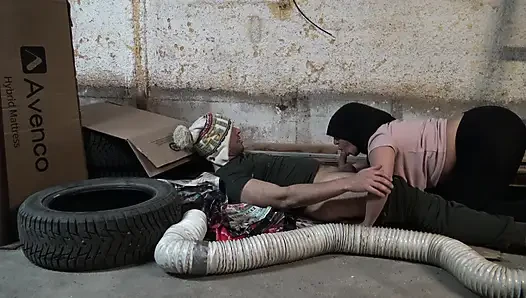 Nymphomaniac kız New York'ta sokakta beş parasız götlü bir serseriyle seks yapıyor
