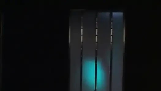 Gizemli egzotik dansçı direğin yanında yavaşça elbiselerini çıkarıyor
