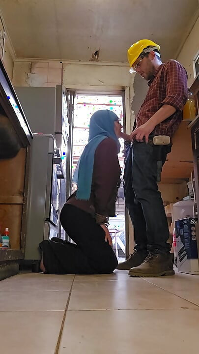 Mia Niqab inşaatçıya para ödüyor
