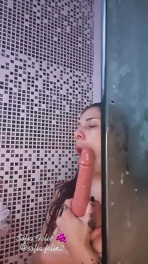 Ateşli hatun banyoda mastürbasyon yapıyor