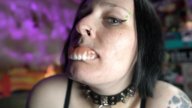 Seksi gotik protezleriyle oynuyor