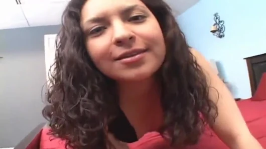 Orta yaşlı seksi kadın esmer derine alıyor