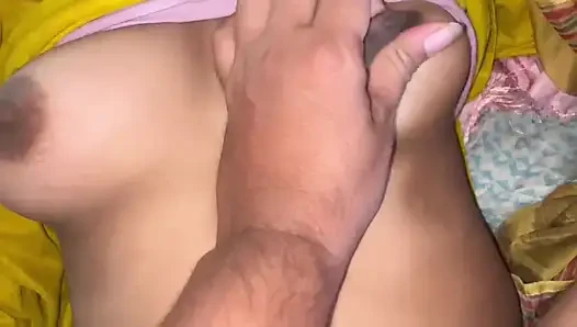 Üvey erkek kardeş üvey kız kardeşini yatak odasında sikiyor