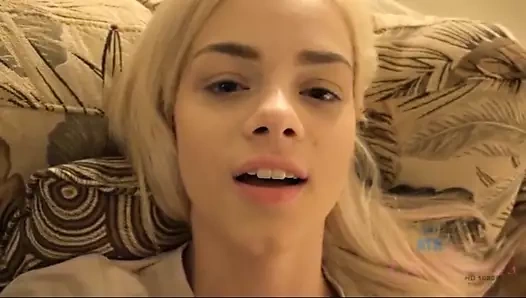 Büyük bir kedi ile küçük sevimli sarışın.