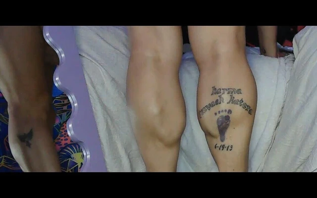 Buzağı kas tanrıçası Kepi Carter esnetiyor ve mastürbasyon yapıyor - kalın bacak fetişi ibadeti