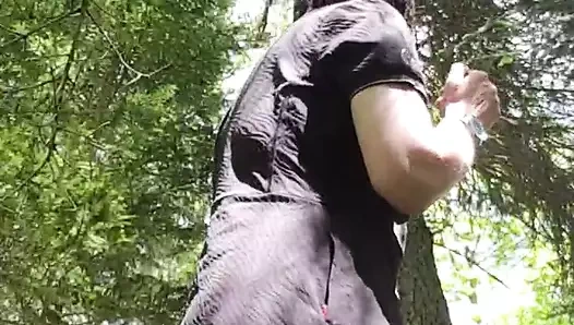 Milf Julie spritzt im Wald draussen