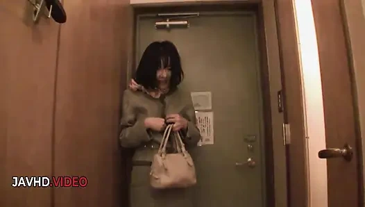 Olgun kadın kiyoe majima doğal kasık bölgesinde vibratörün tadını çıkarıyor