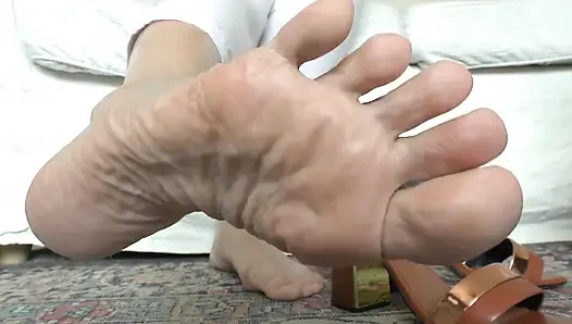 Her gün bunu istiyorsun: ayaklarımı kokliyorum ve pantolonuna boşalıyorum! 2