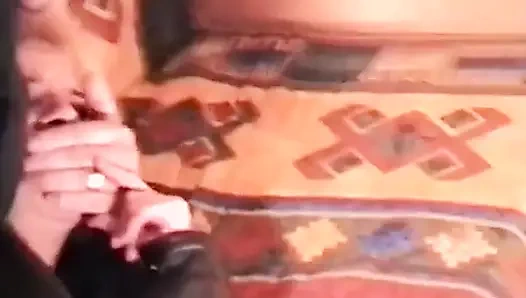 Sarışın bir kız iki yabancı ve taksi şoförü tarafından sikiliyor