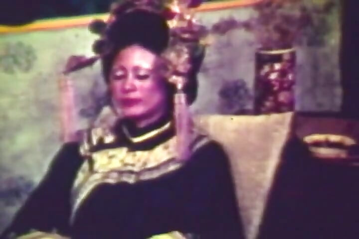 Retro Asya tanrıçası ile klasik Geyşa fantezisi klasik