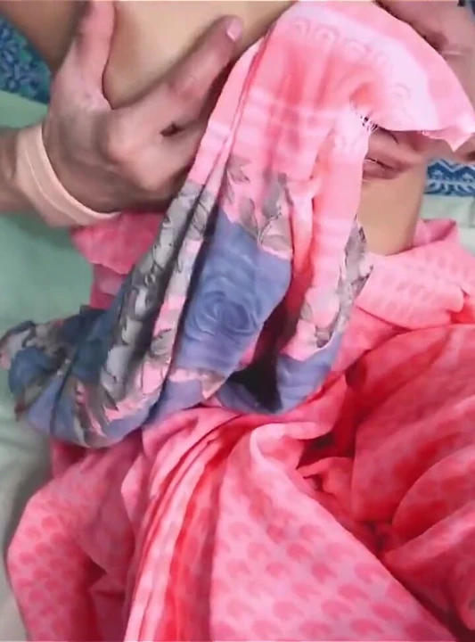 Azgın Hintli sahibe yarağa biniyor ve domalarak sert sikiliyor