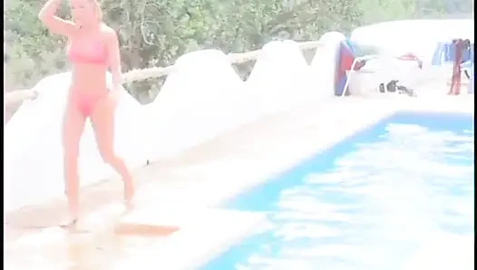 Yüzme havuzunda ateşli orta yaşlı seksi kadınlar