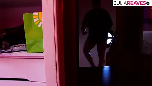 Ateşli sürtük prezervatifle götten sert sikiliyor