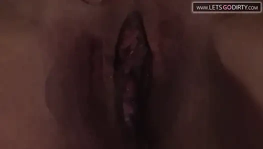 Ateşli kız eli götüne itilirken göğüsleri bağlı ve gözleri bağlı