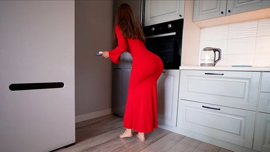 Seksi üvey anne üvey oğlunun küçük göğüslerine çabucak boşalmasına yardımcı oluyor