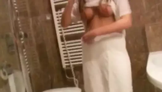 Lenka, eğlenceyle yalnız kaldığında sevgi dolu rüya bebeğim