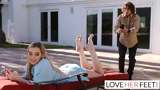 Seni seksi ayaklarımın fotoğraflarını çekerken yakaladım