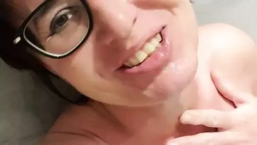 Julie elektrikli Nippel clambs ile oynuyor