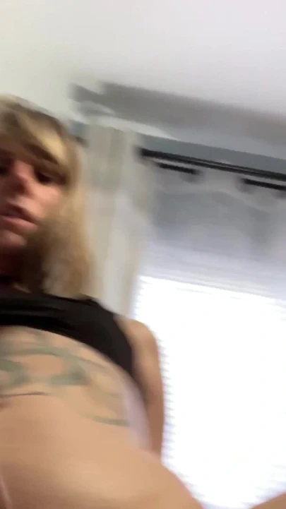 Sir Maxximus ateşli trans tatlı ria bentley'e yatak odası tamiri ile yardım ediyor bakış açısı