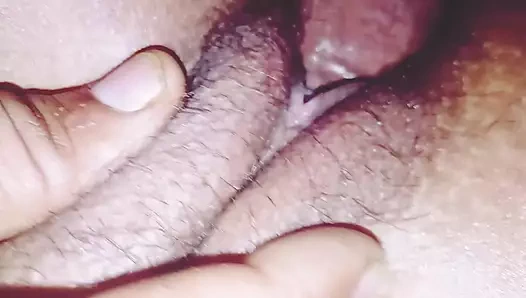 Yaz mevsiminde sevimli üniversiteli kız arkadaş